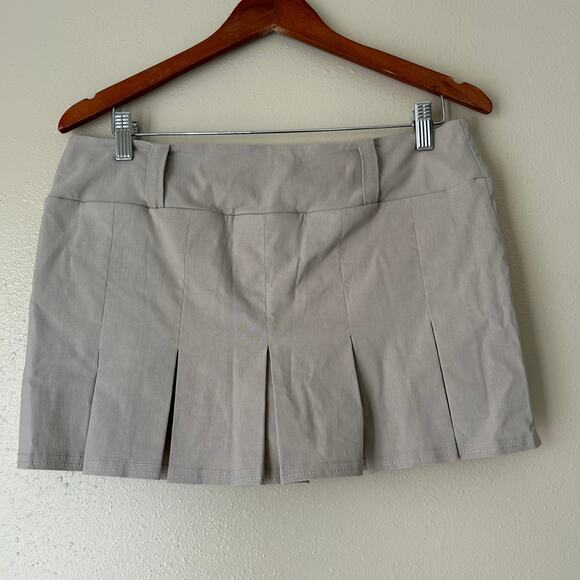 PrettyLittleThing Stone Pleated Drop V Front Miniskirt US Size 12 - Picture 7 of 9